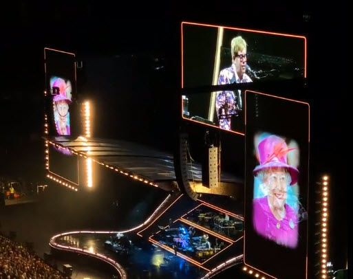 Elton John rinde homenaje a la Reina Isabel.