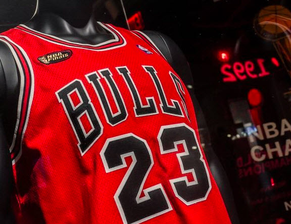 La camiseta del “Last Dance” de Michael Jordan se vende por 10 millones de dólares.