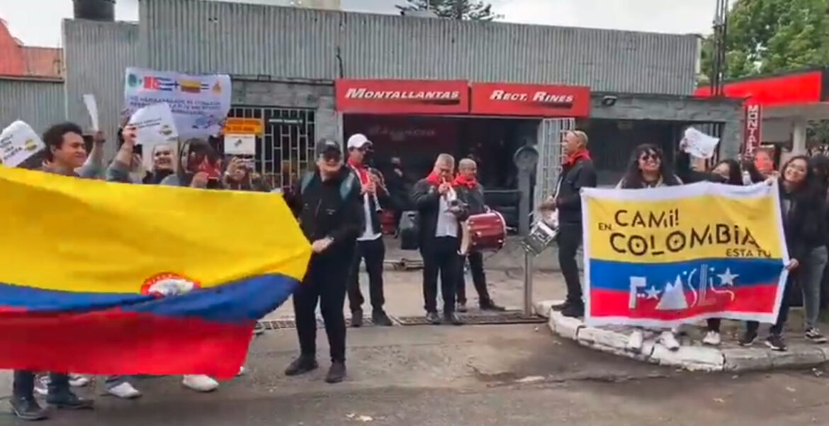 Le llevan papayera a Camila Cabello en Colombia.