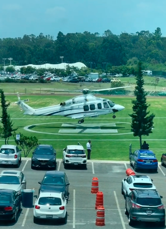Se viraliza estudiante universitario en México que llega a clases en helicóptero.