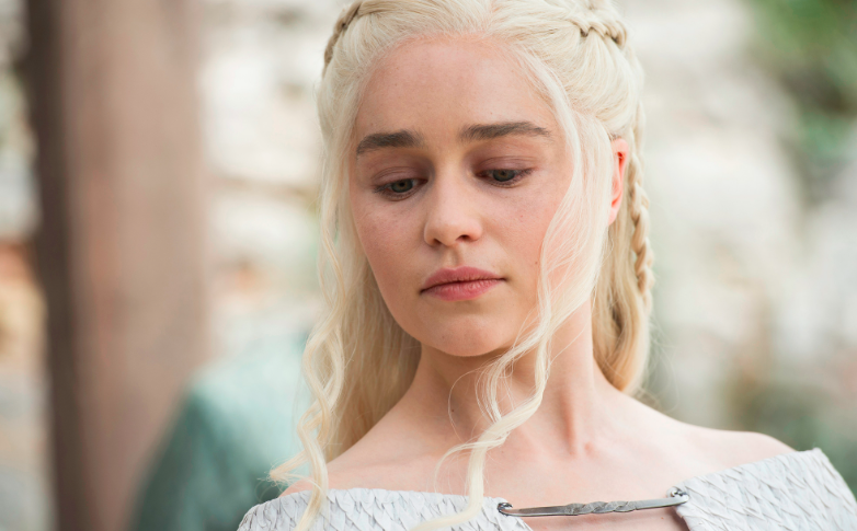Emilia Clarke revela la razón que hizo la escena de sexo entre Jon y Daenerys muy incómoda.