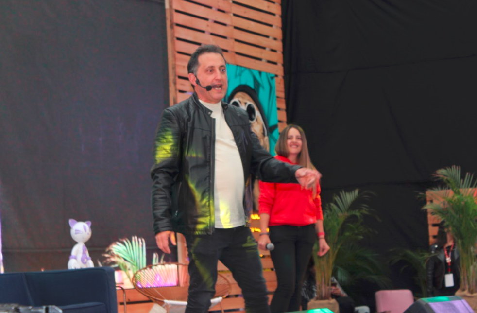Andrés López de “La Pelota De Letras” saca risas en el Parque de la 93 en Bogotá.